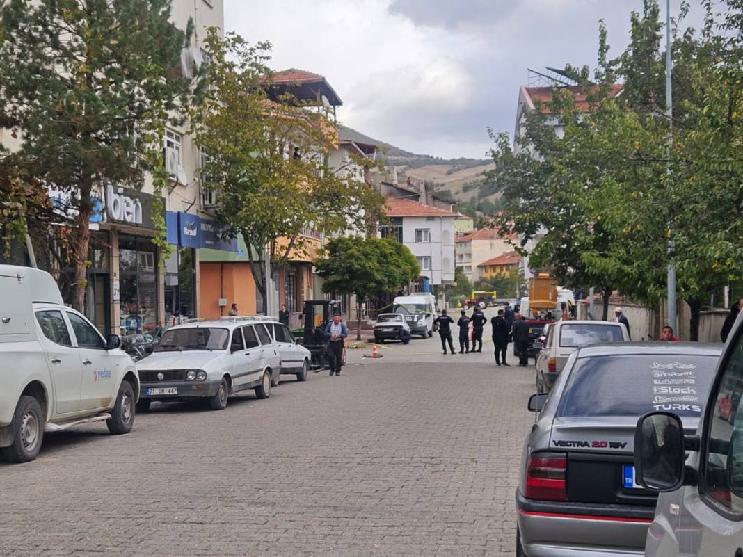 Mahkeme çıkışı dehşet saçtı! Kardeşi ile oğlunu vurdu 1